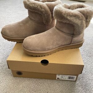 UGG Saniya Shearling Mini Boots Sz 9 CRBO Caribou NWT 1153512